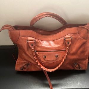 Medium size handbag.